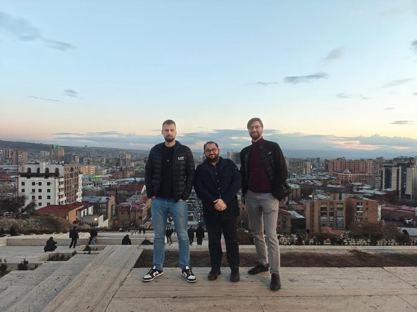 Zespół PolandAI na tle panoramy Erywania o zachodzie słońca