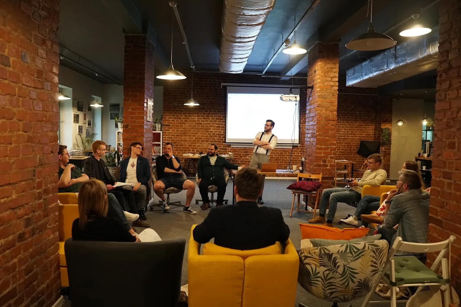Spotkanie sektorowe w przestrzeni coworkingowej, panel dyskusyjny