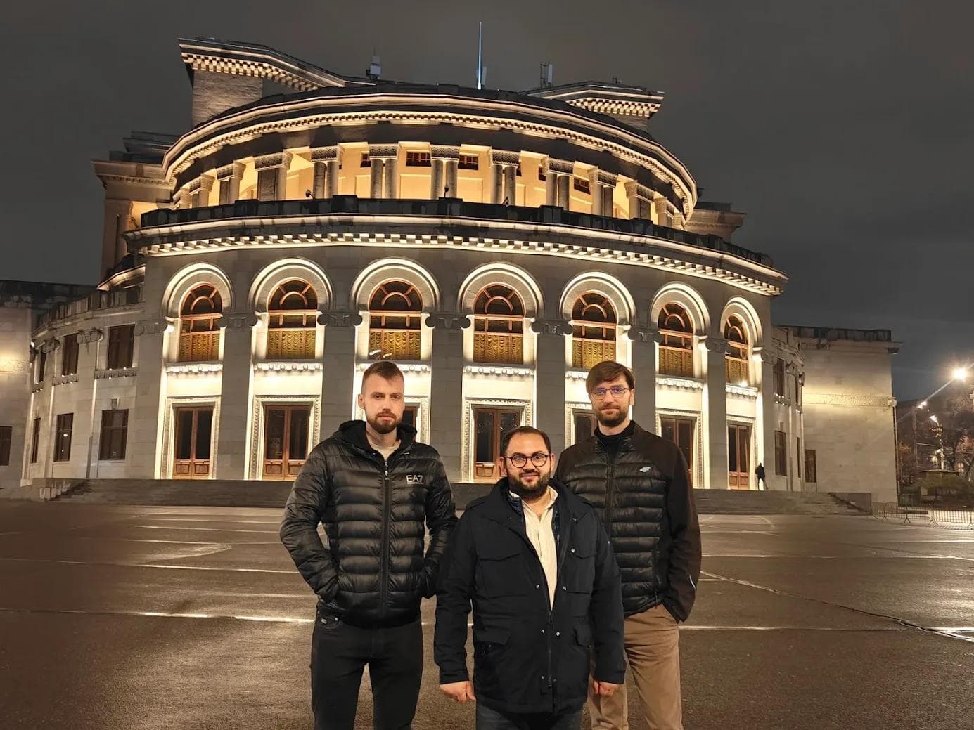 Zespół PolandAI w Erywaniu, Armenia, przy operze narodowej