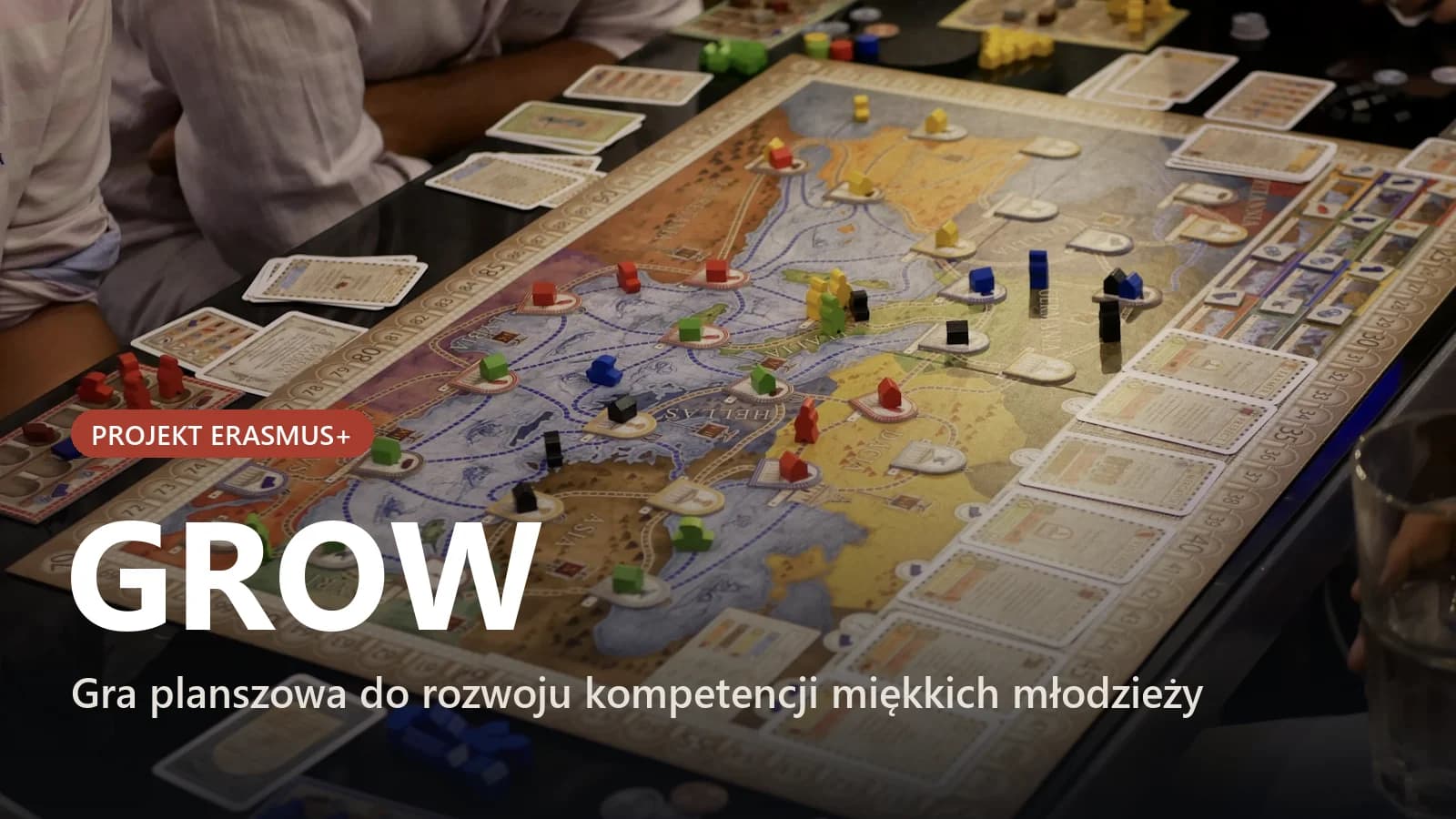 Rozgrywka planszowa przy stole, plansza z mapą Europy i drewniane pionki