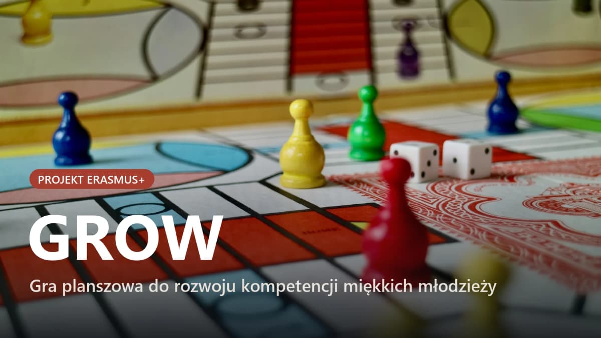 Plansza do gry z kolorowymi pionkami i kostkami, na grafice nazwa projektu GROW
